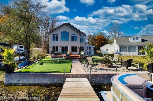 8819 LAGOON Drive