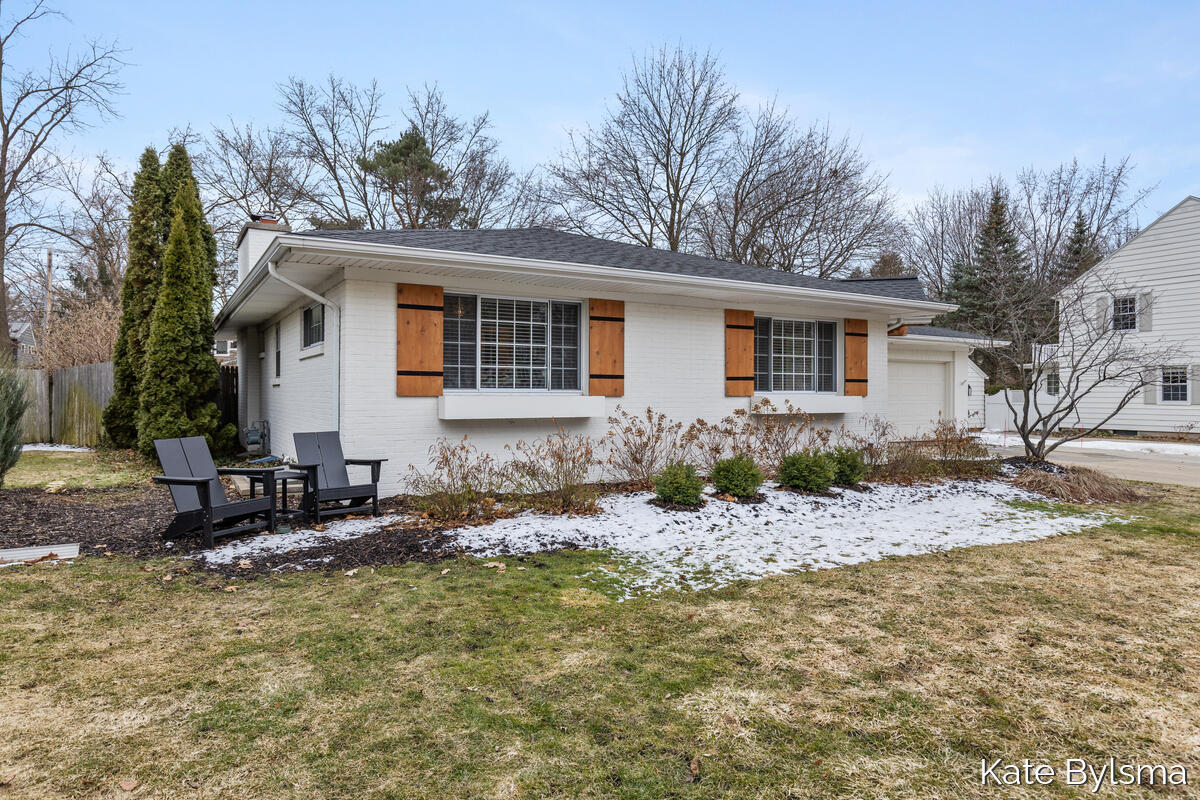 2424 Elmwood Drive SE