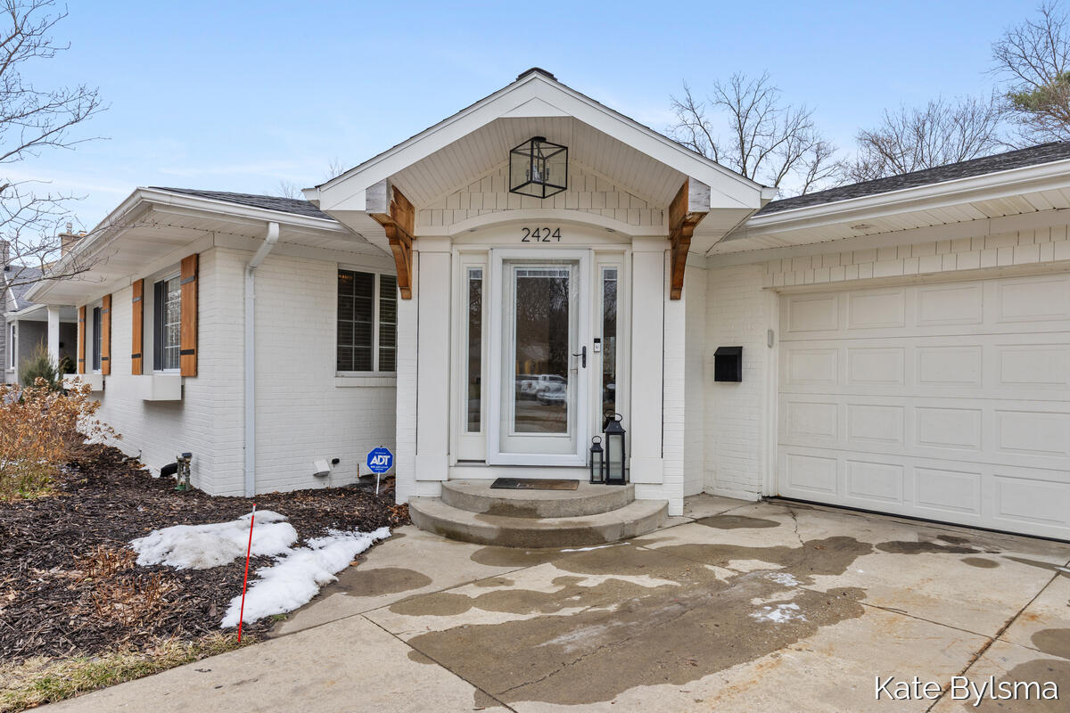 2424 Elmwood Drive SE