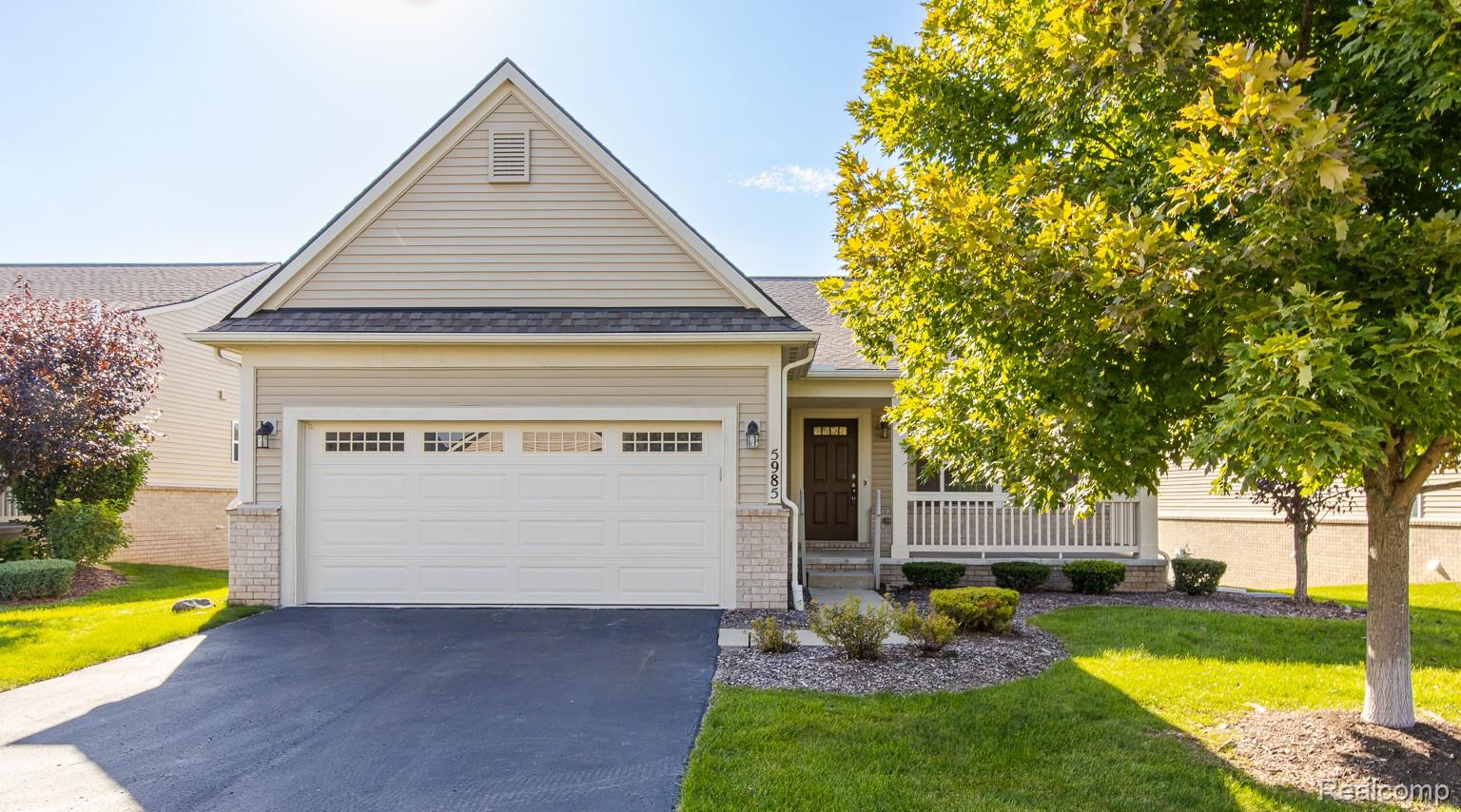 5985 Baypointe Boulevard