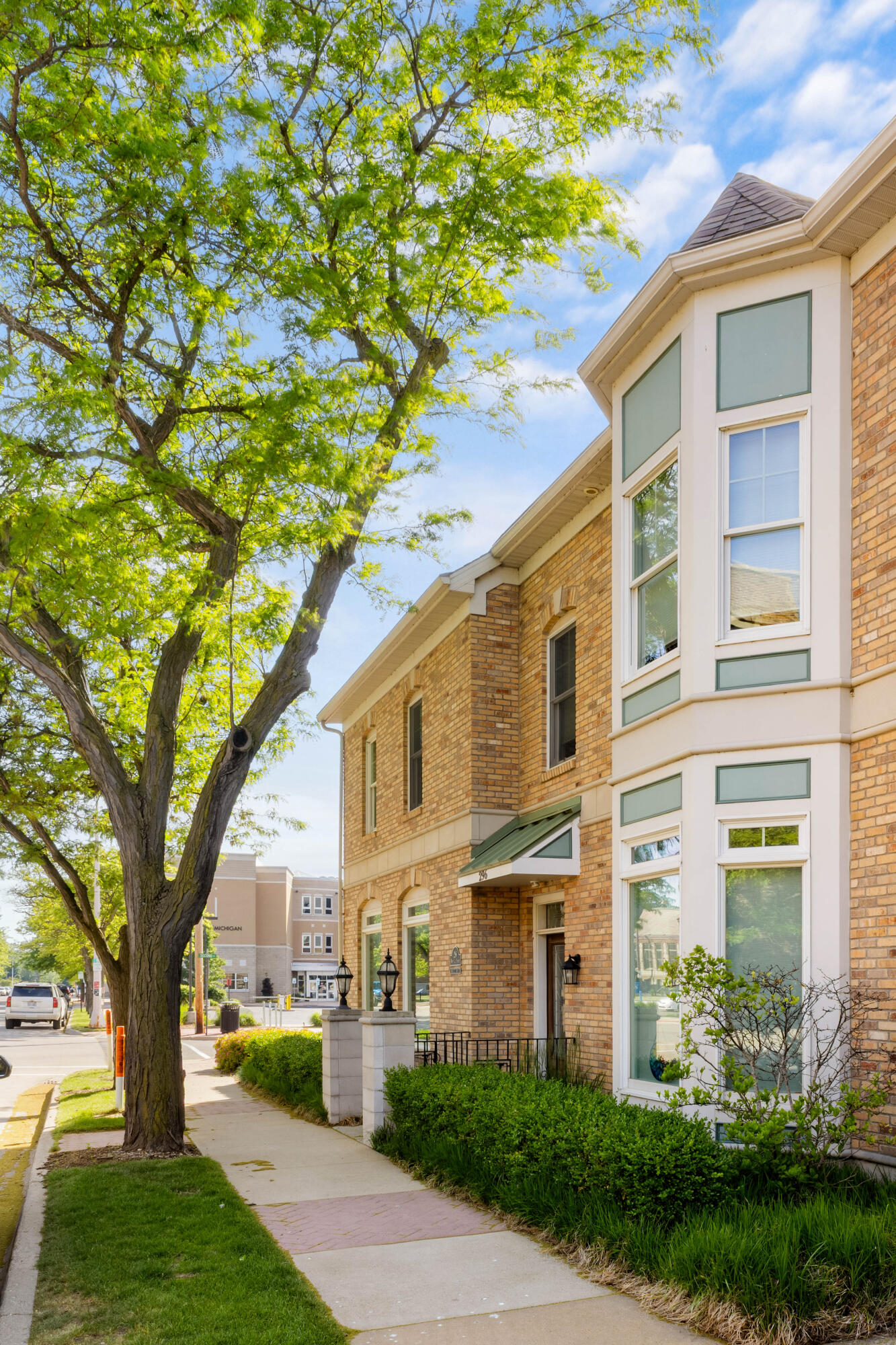 296 W Clay Avenue 4C