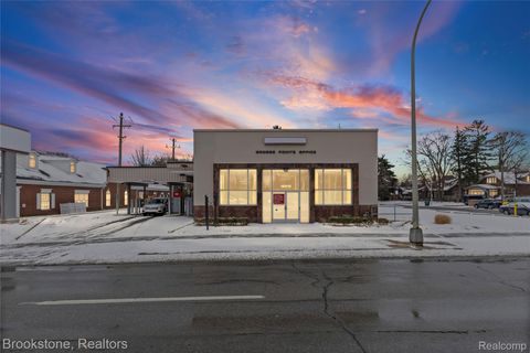 15010 E Jefferson Avenue Grosse Pointe Park City MI 48230