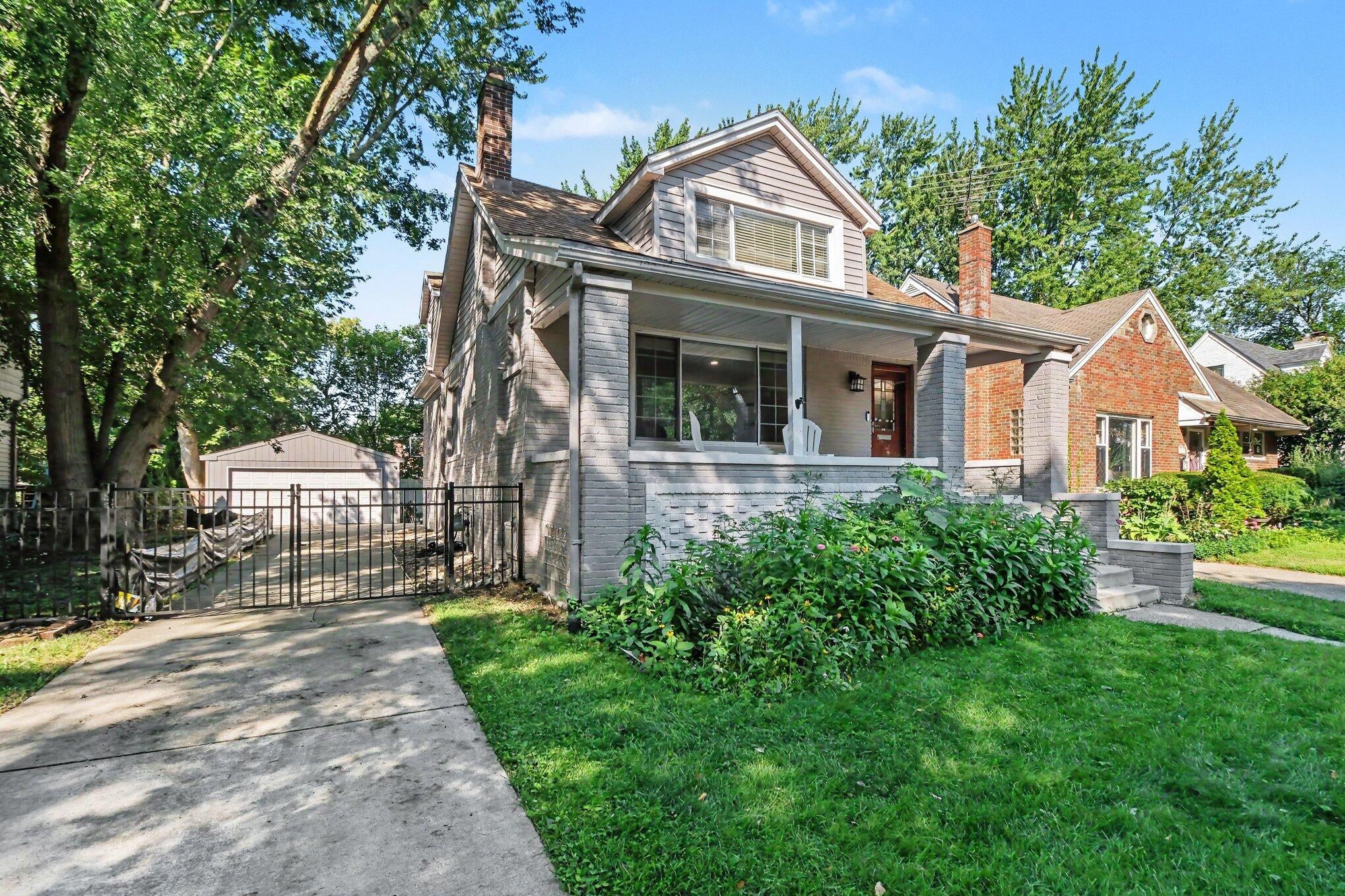 907 University Place