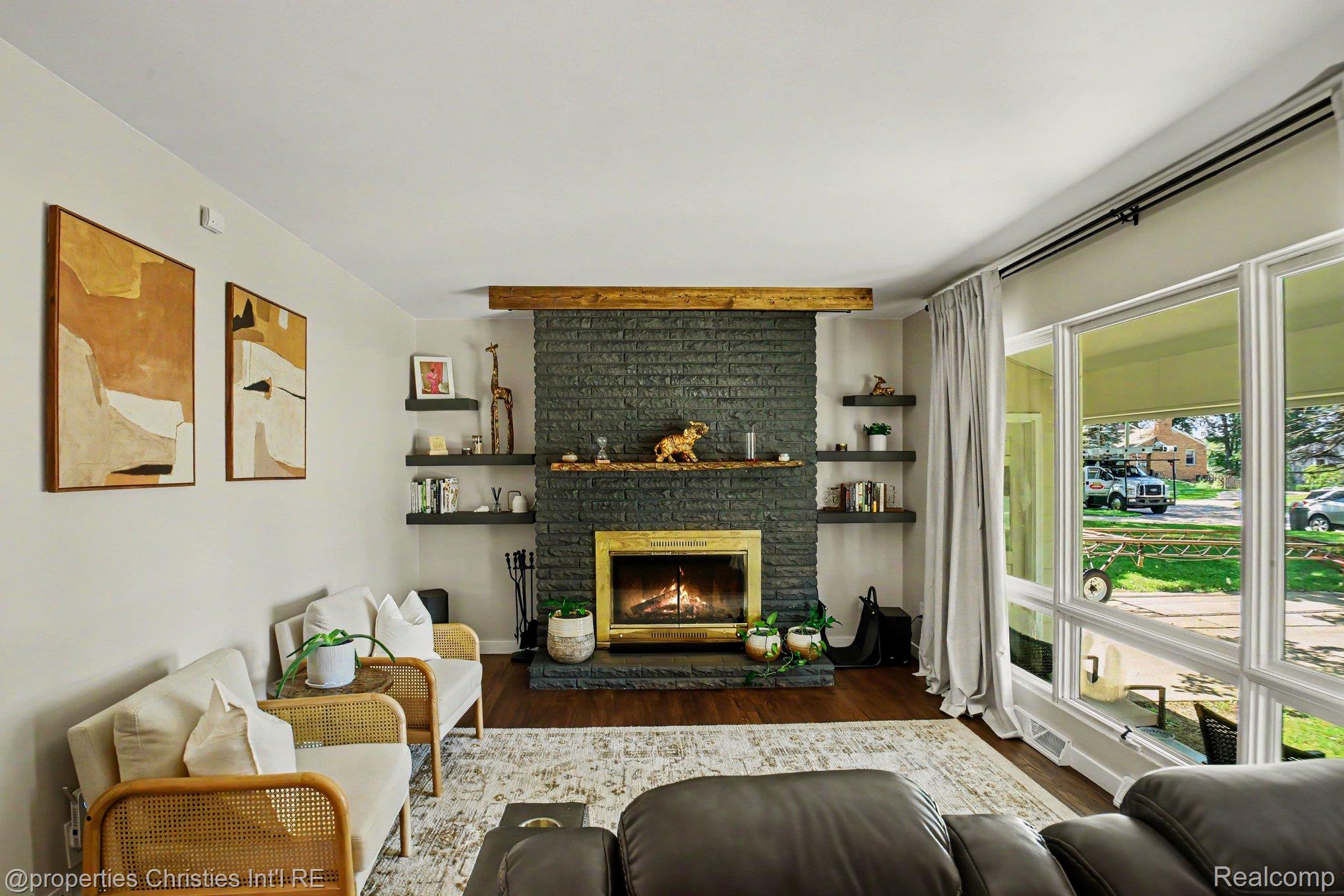 3304 Riverside Drive