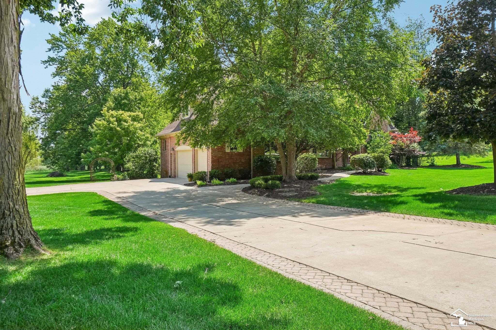 5322 N Meadow Court