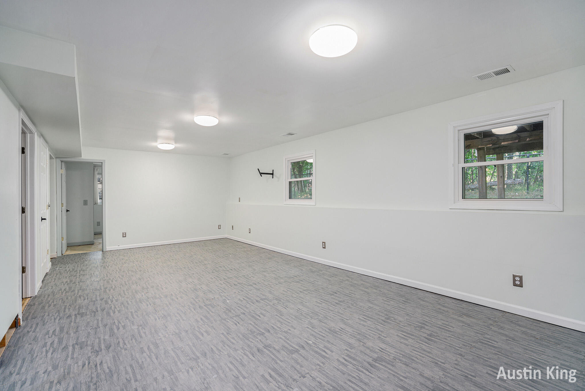 Grand Rapids City, Michigan 49508, United States, 3 Bedrooms Bedrooms, ,3 BathroomsBathrooms,Residential,Pending,187411