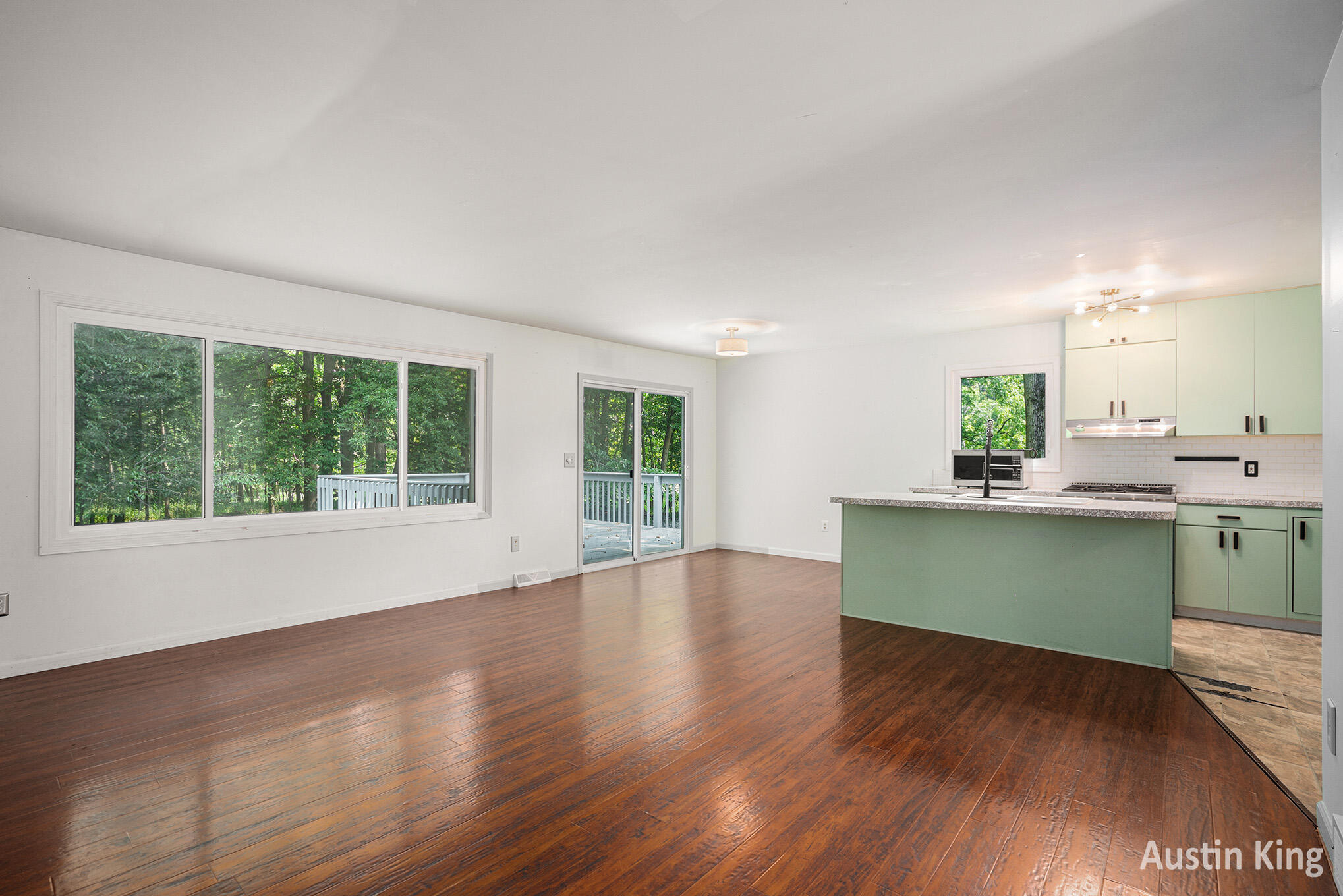 Grand Rapids City, Michigan 49508, United States, 3 Bedrooms Bedrooms, ,3 BathroomsBathrooms,Residential,Pending,187411