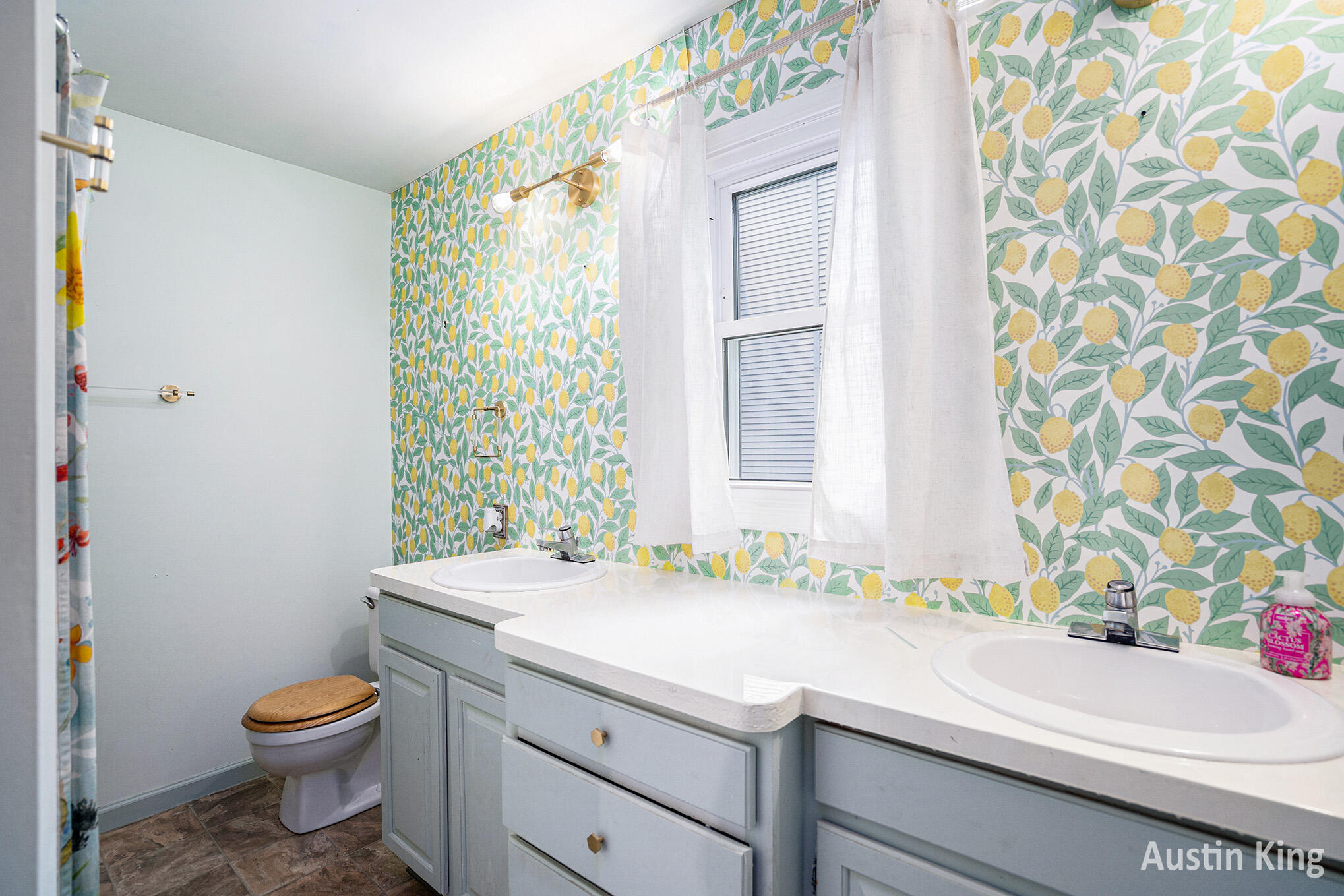 Grand Rapids City, Michigan 49508, United States, 3 Bedrooms Bedrooms, ,3 BathroomsBathrooms,Residential,Pending,187411