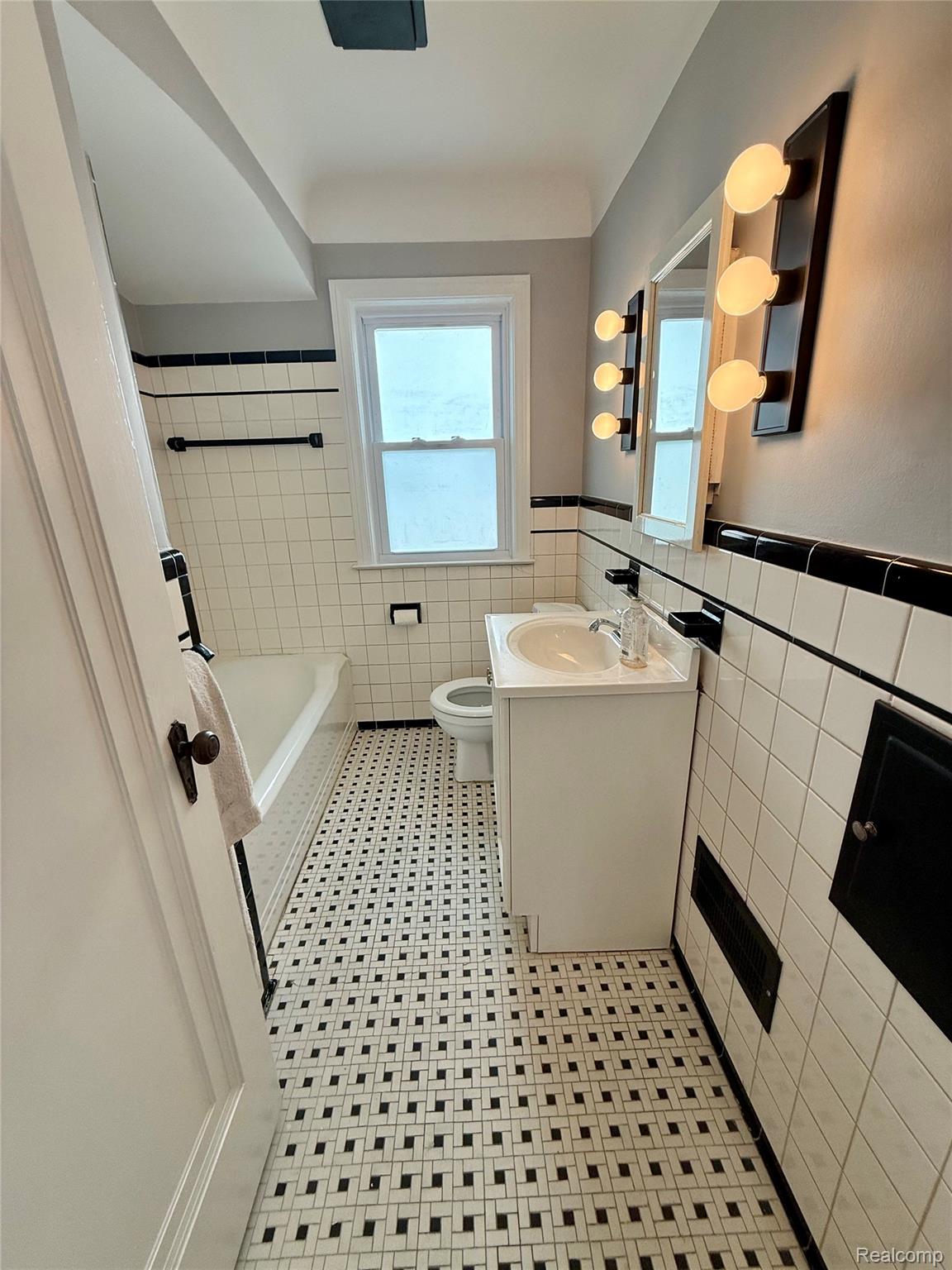 Berkley City, Michigan 48072, United States, 3 Bedrooms Bedrooms, ,1 BathroomBathrooms,Residential,Active,162934