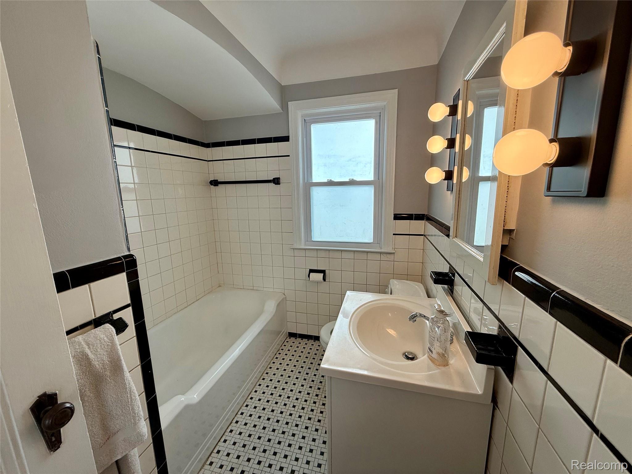 Berkley City, Michigan 48072, United States, 3 Bedrooms Bedrooms, ,1 BathroomBathrooms,Residential,Active,162934