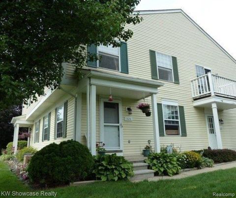 Photo of 1424 Harbor Drive, Walled Lake City, MI 48390 (MLS # 20261026715)
