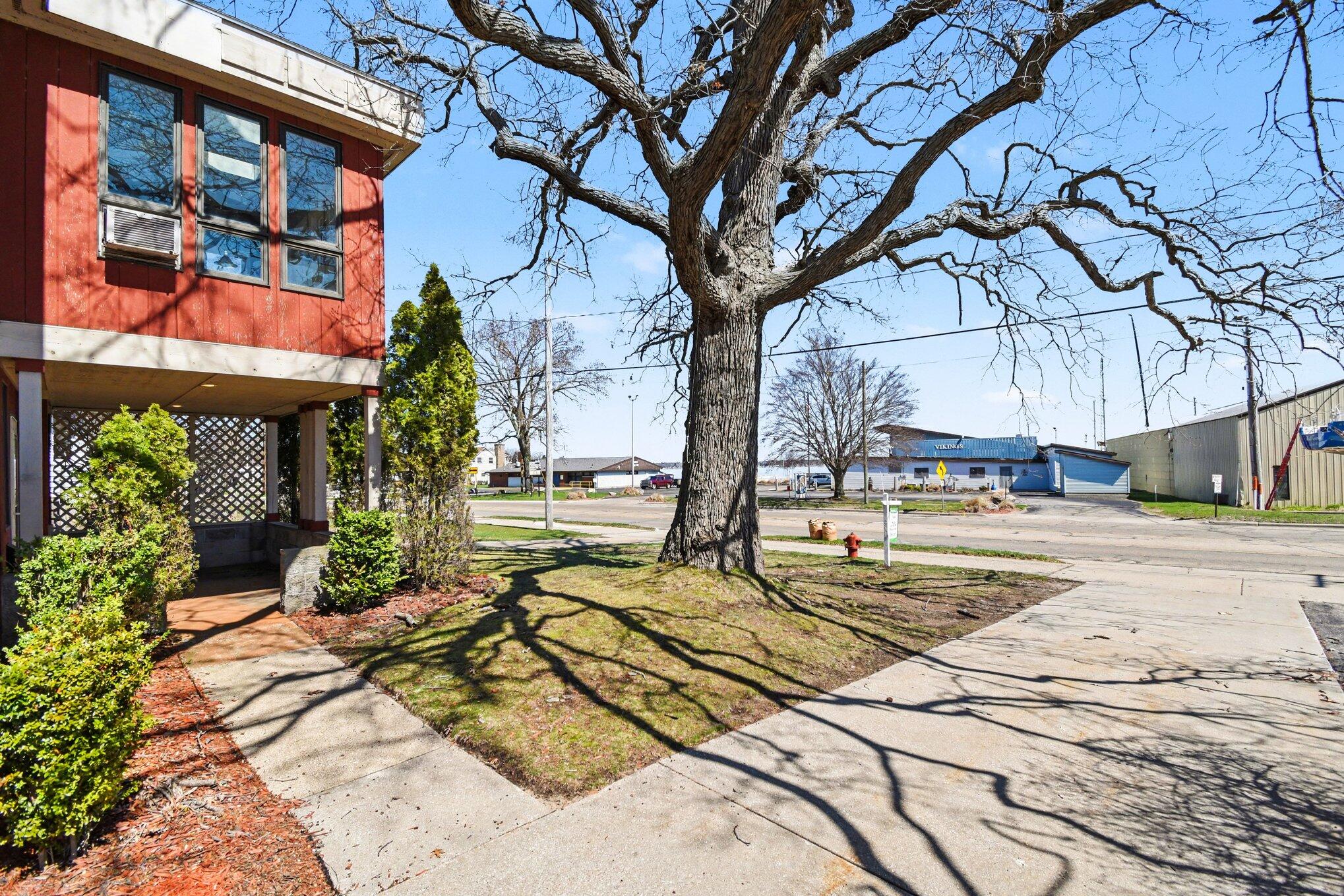 3135 Lakeshore Drive