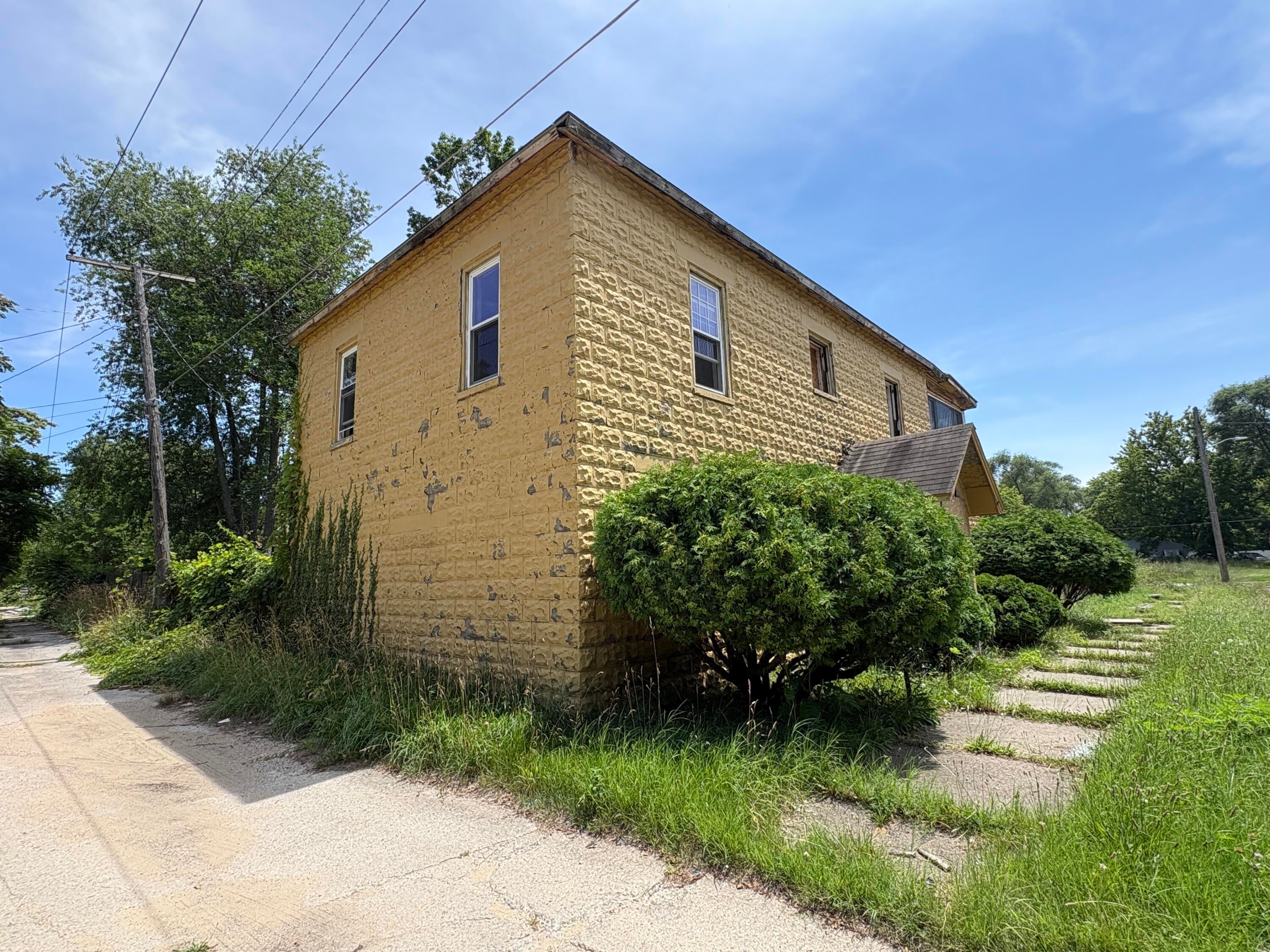 817 Thresher Avenue