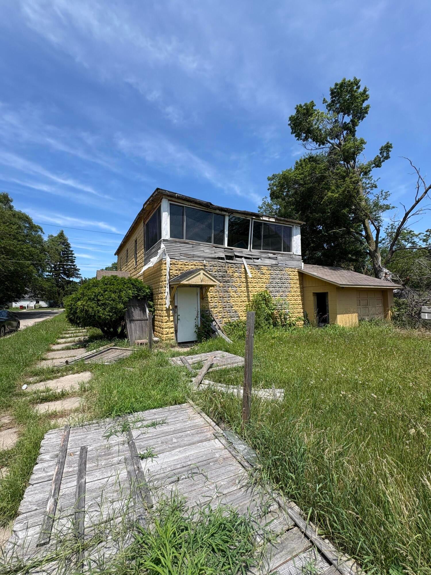 817 Thresher Avenue