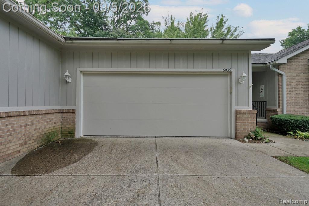 5439 Hickory Circle