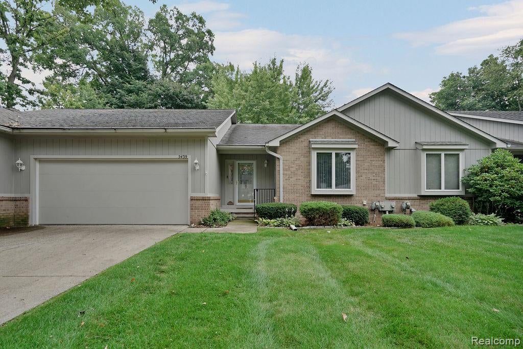 5439 Hickory Circle