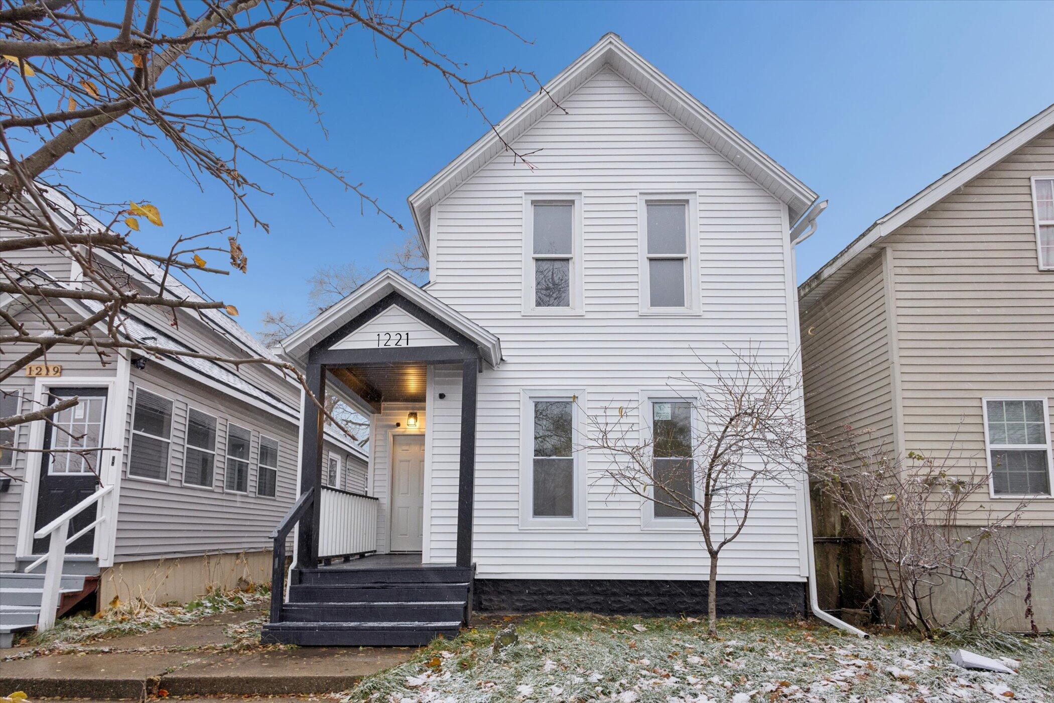 1221 Quarry Avenue NW