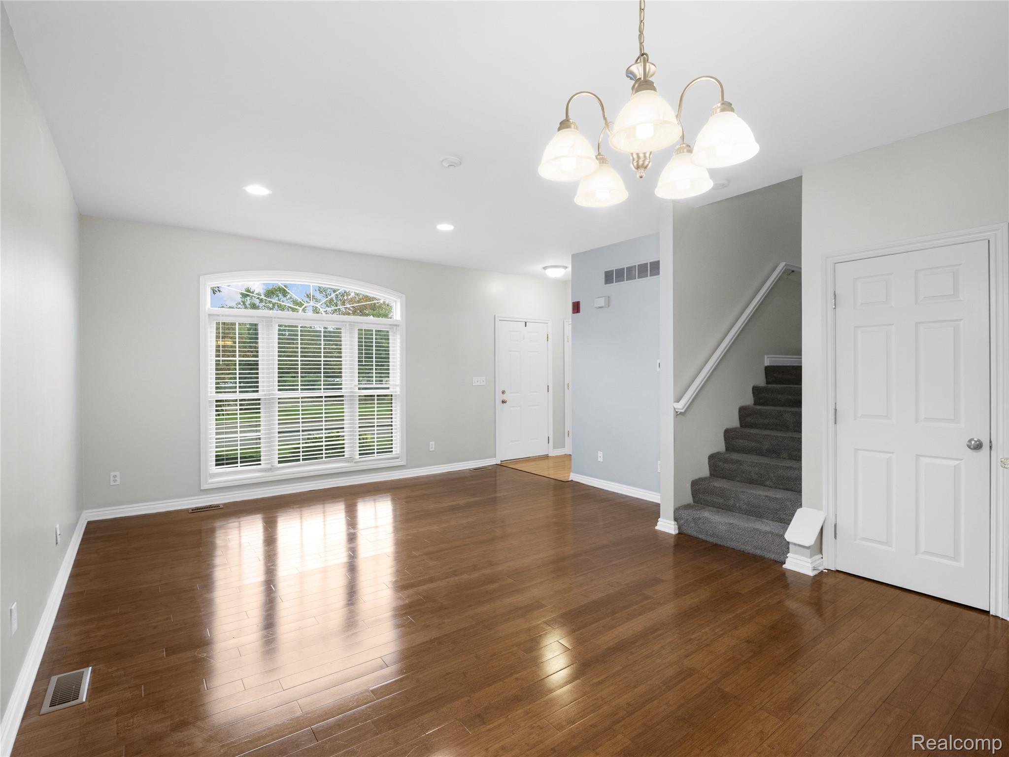 1584 Commodore Circle 33