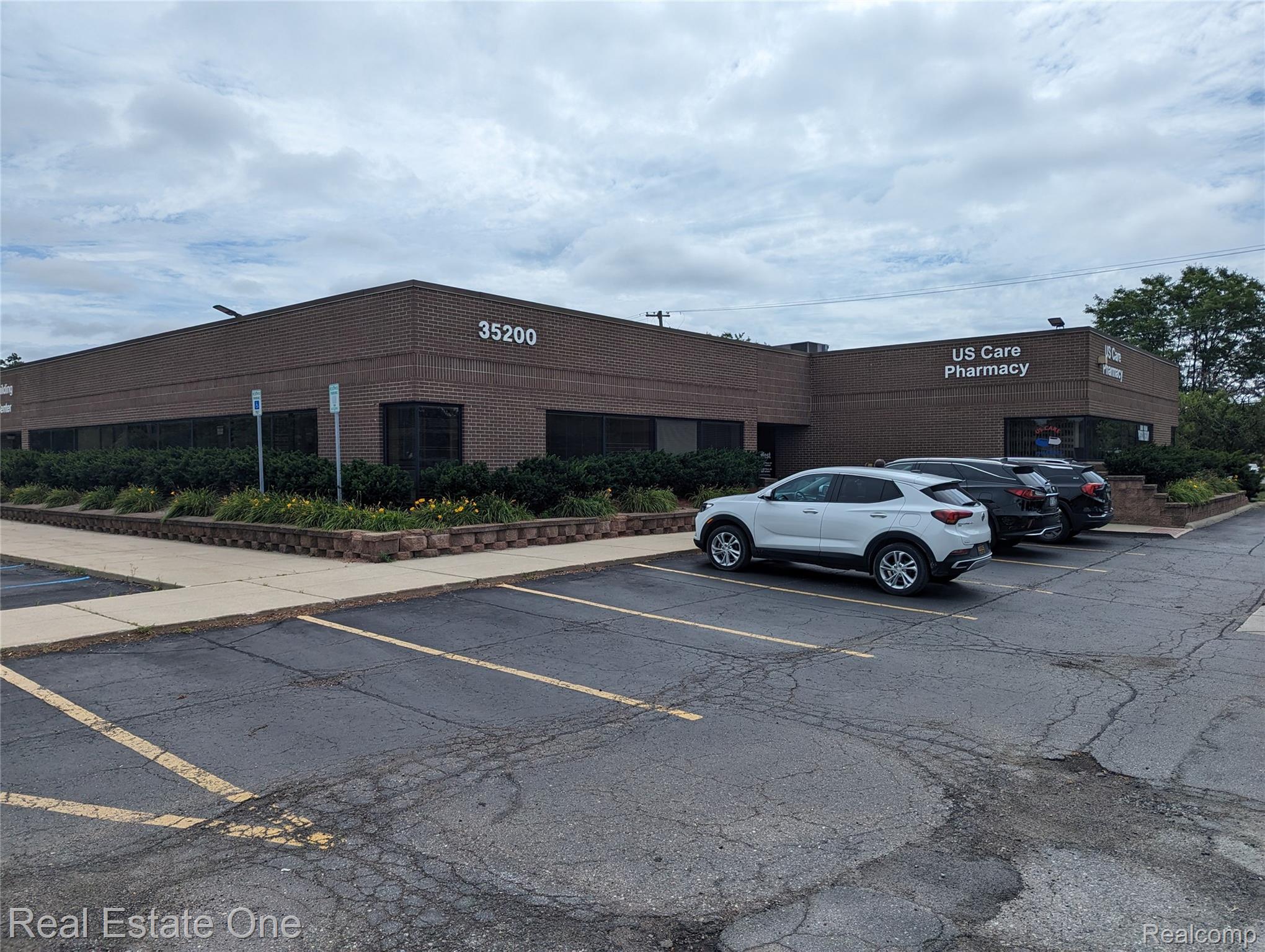 35200 Dequindre Road 400, 100