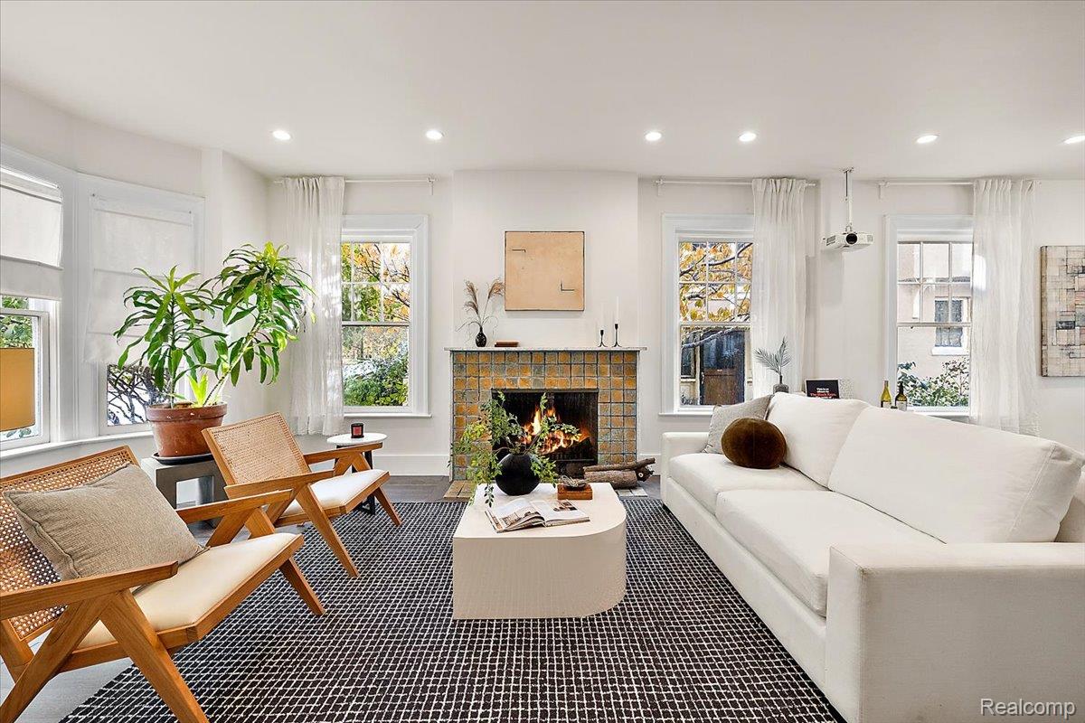 2233 Iroquois Street