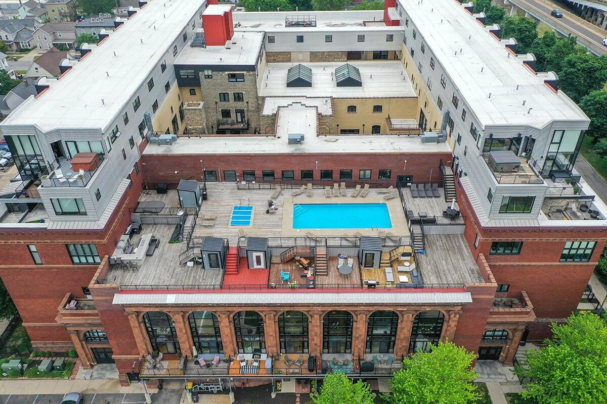 600 Broadway Avenue NW 242