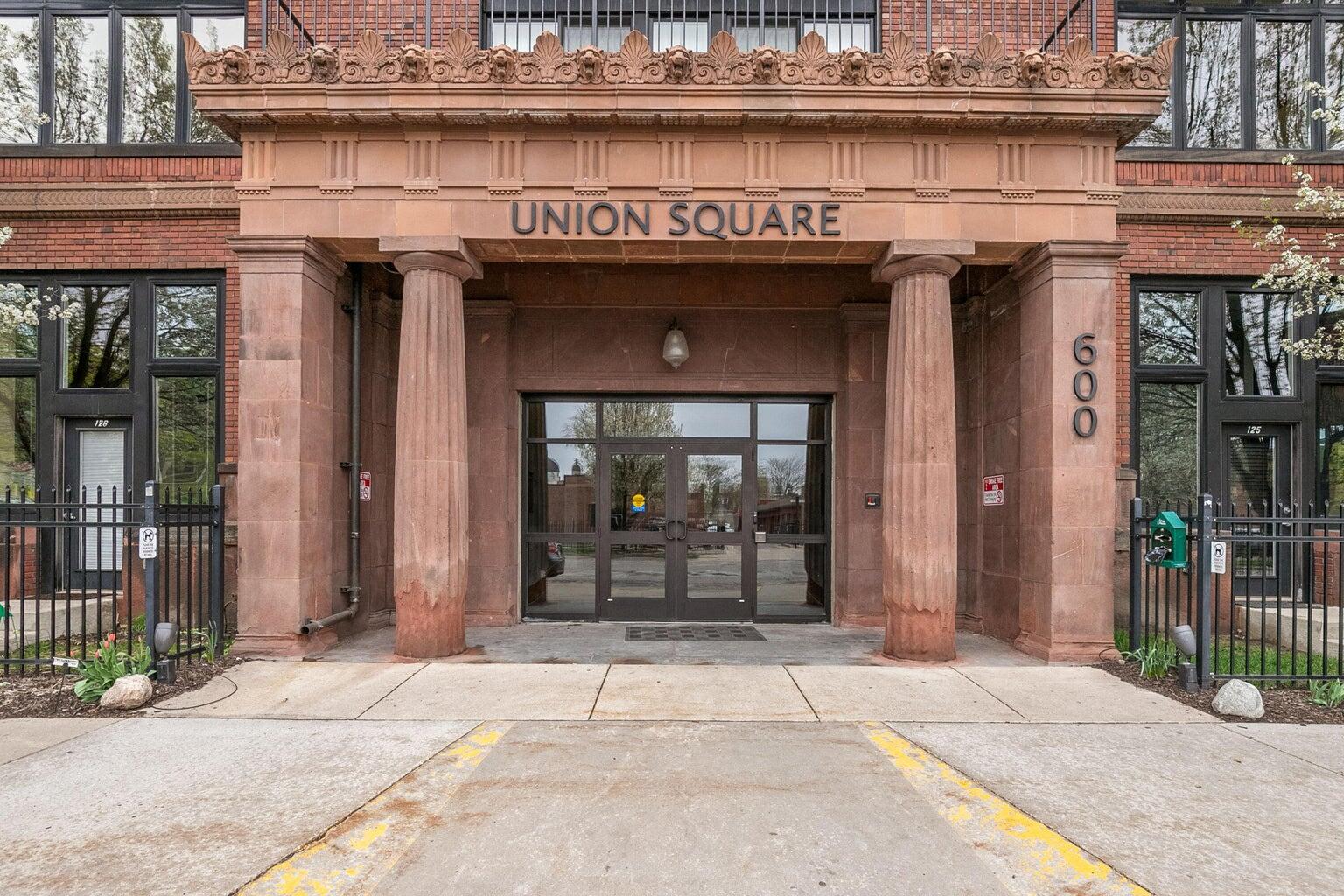 600 Broadway Avenue NW 242