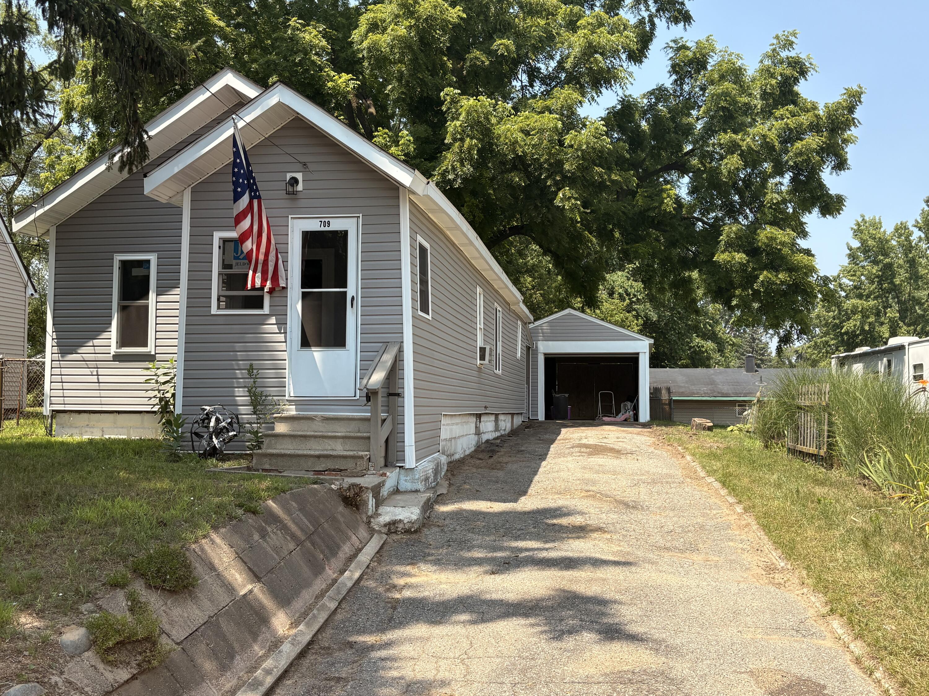 709 Kinney Road