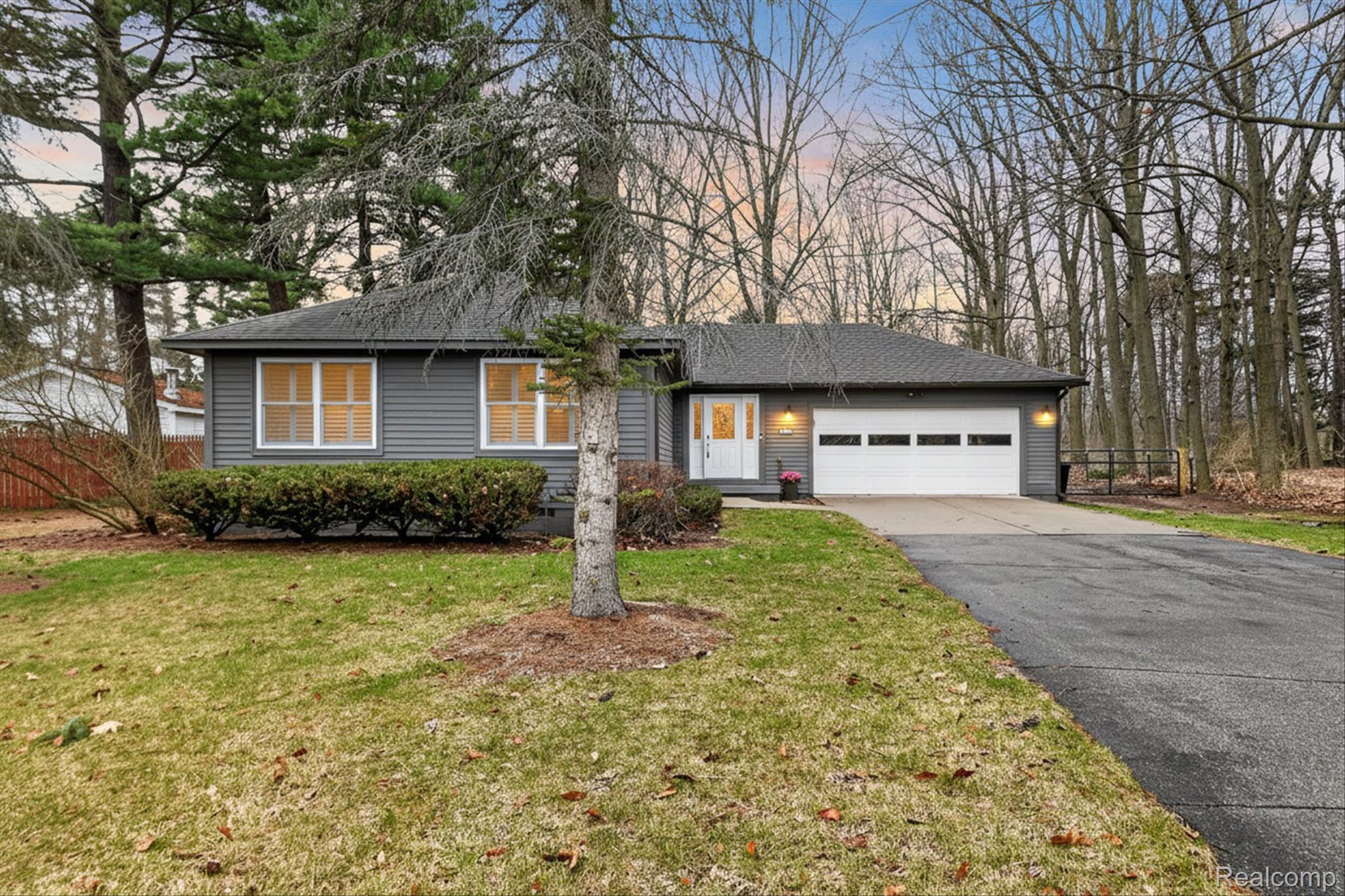 5569 Lakeshore Road