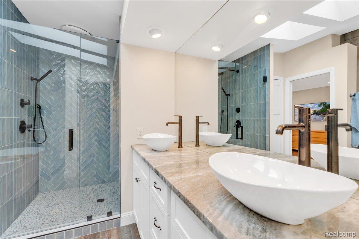 West Bloomfield Charter Township, Michigan 48324, United States, 3 Bedrooms Bedrooms, ,3 BathroomsBathrooms,Residential,Active,167223