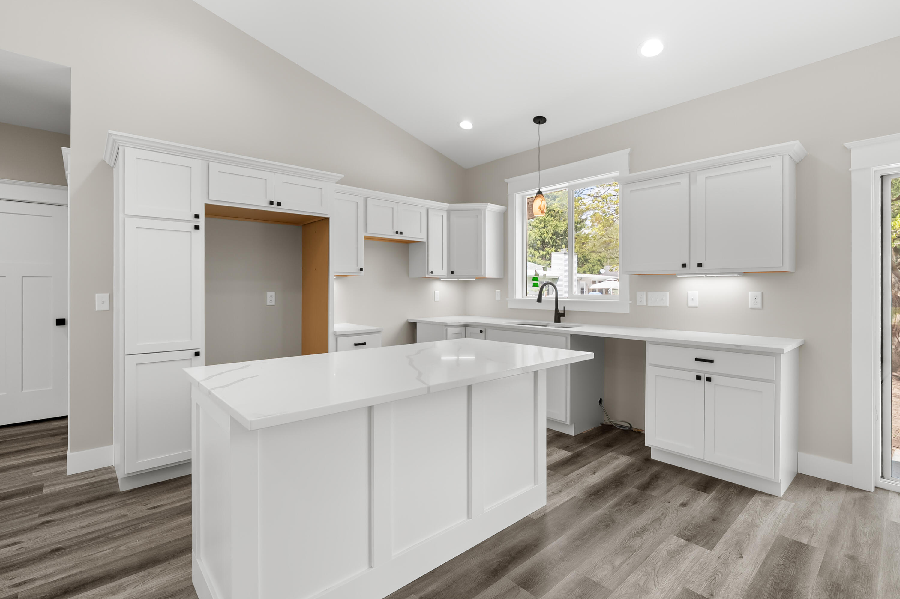 7684 Newport