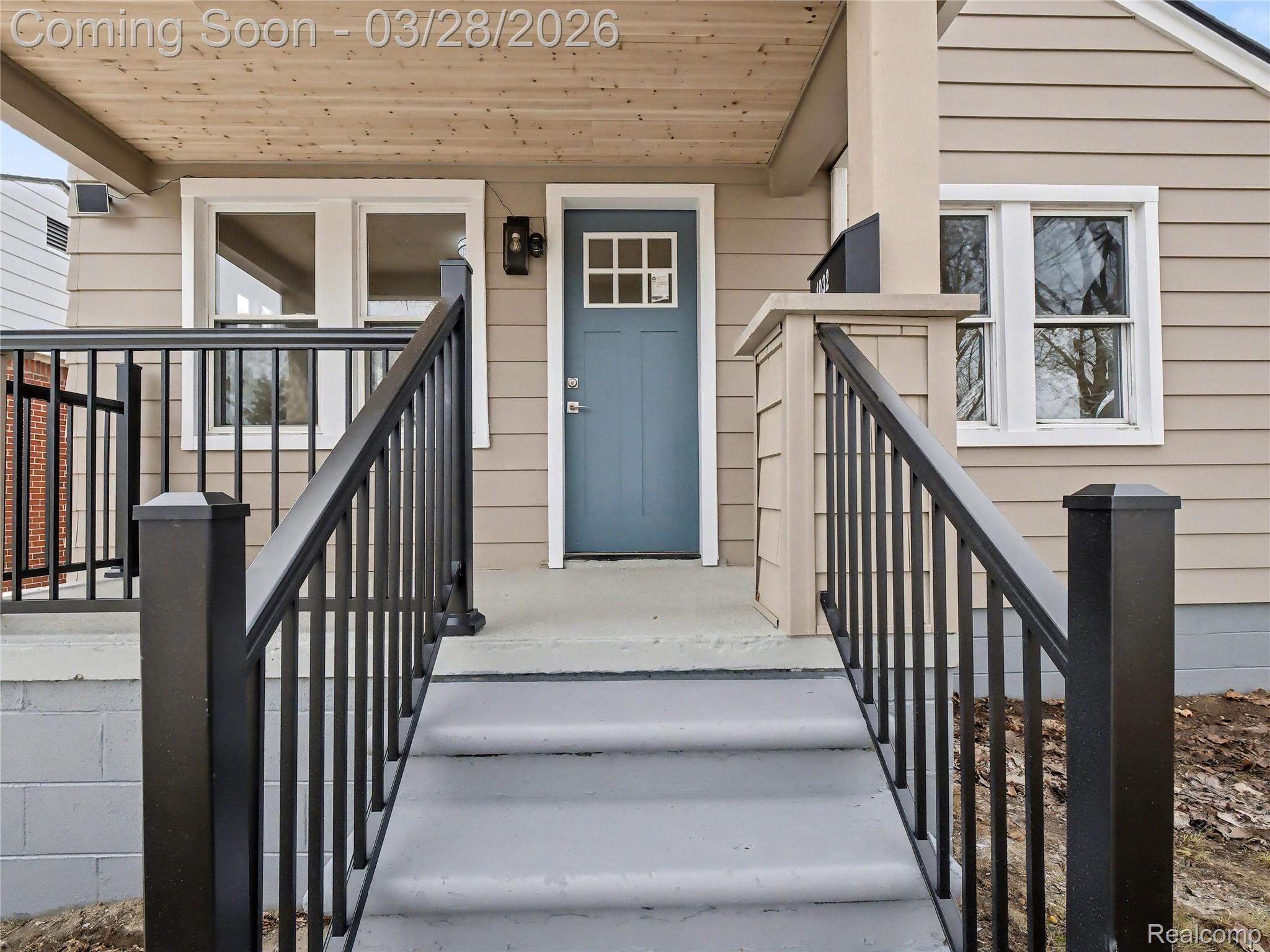 1032 E Maxlow Avenue