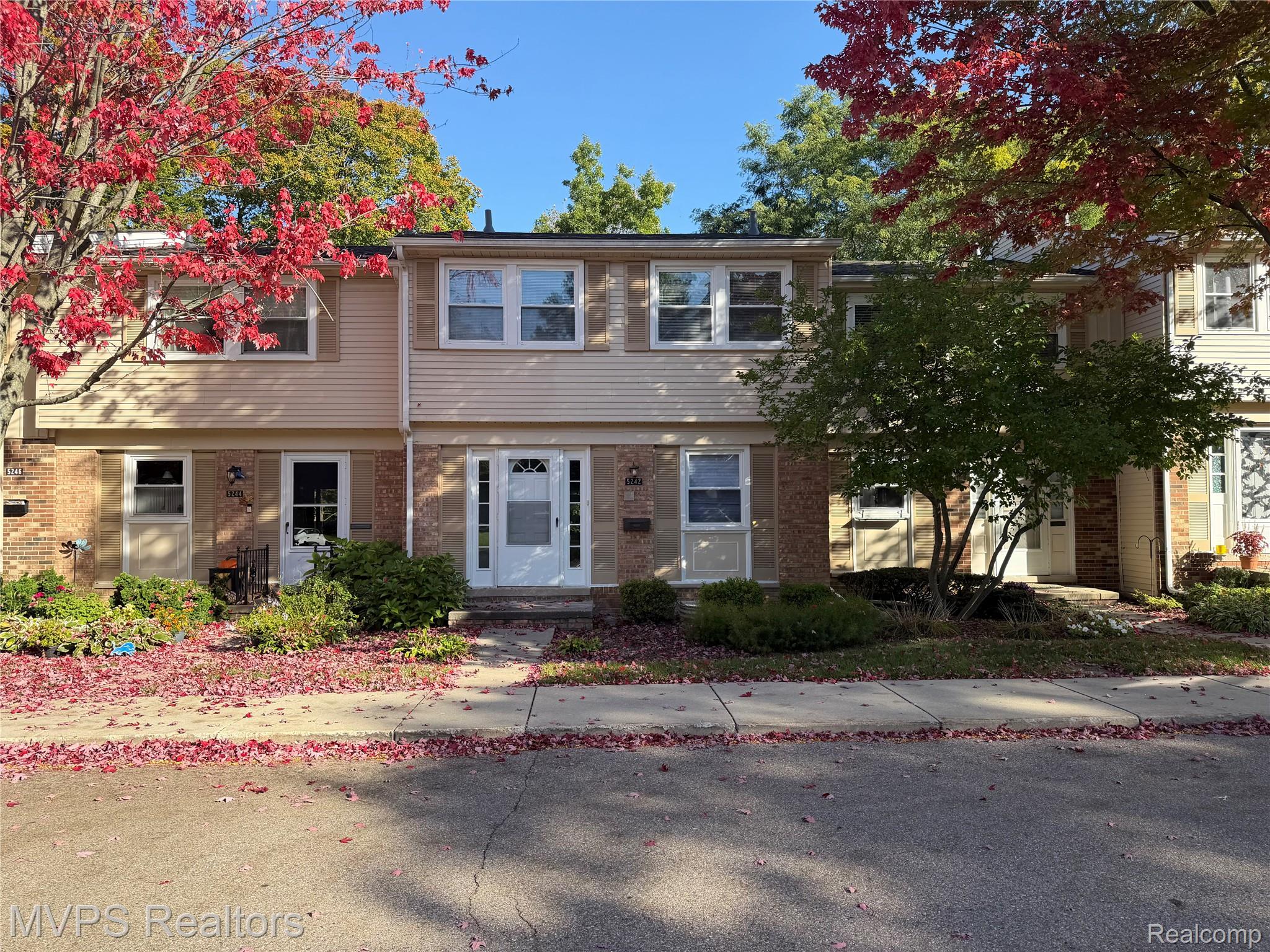5242 Breeze Hill