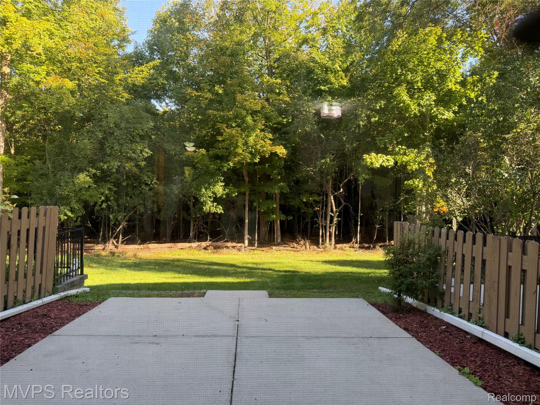 5242 Breeze Hill