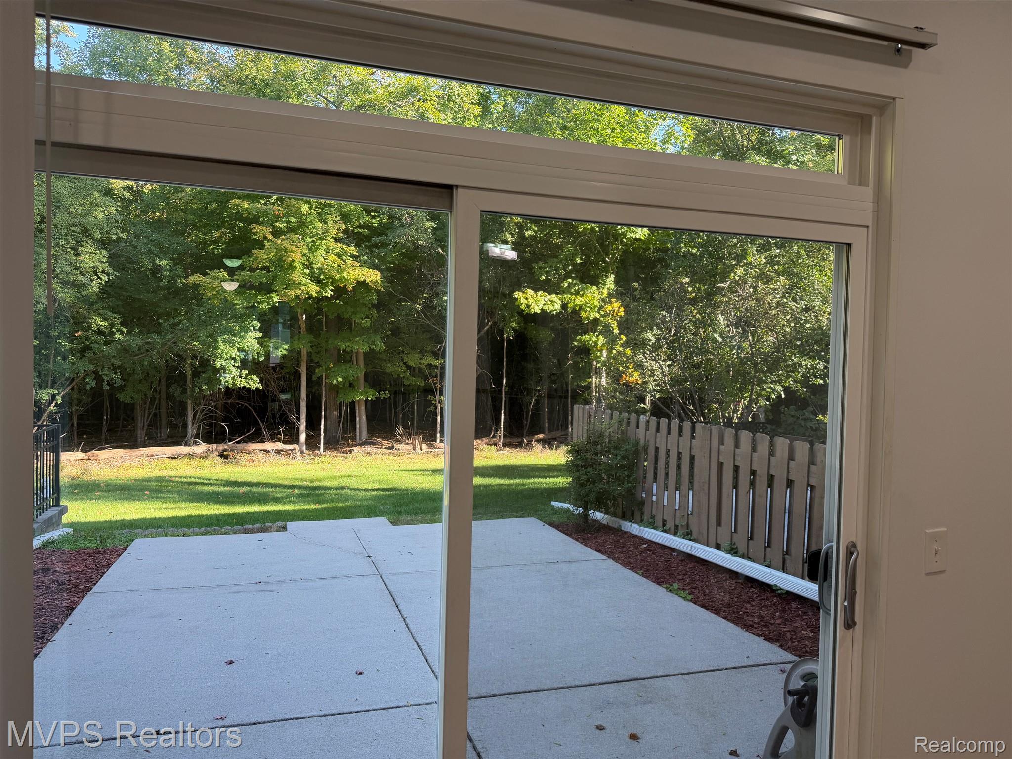 5242 Breeze Hill