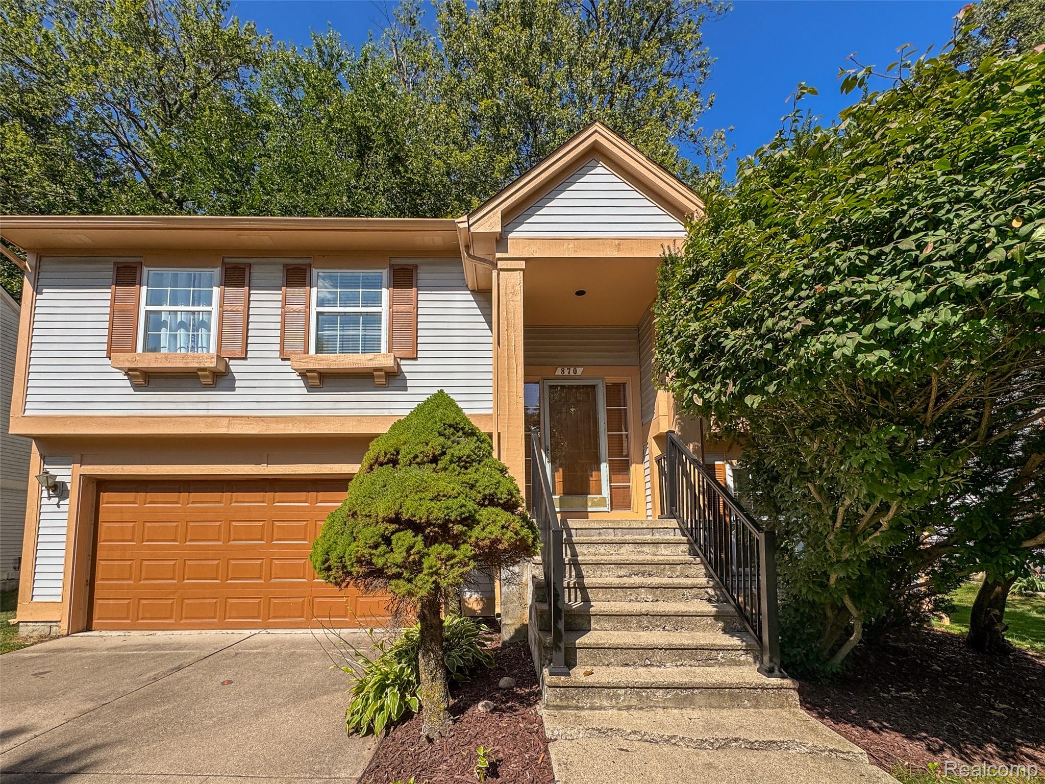 870 Huntclub Boulevard