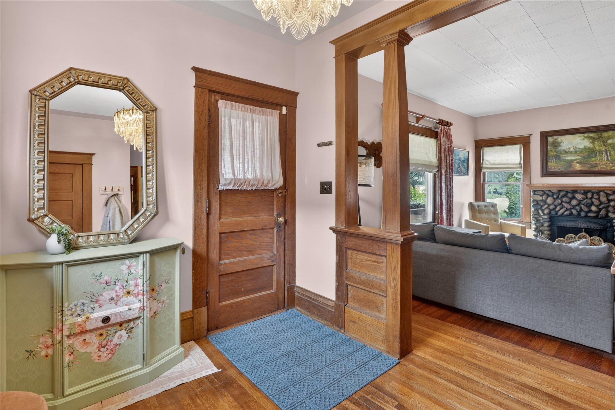 109 S Mulberry Street