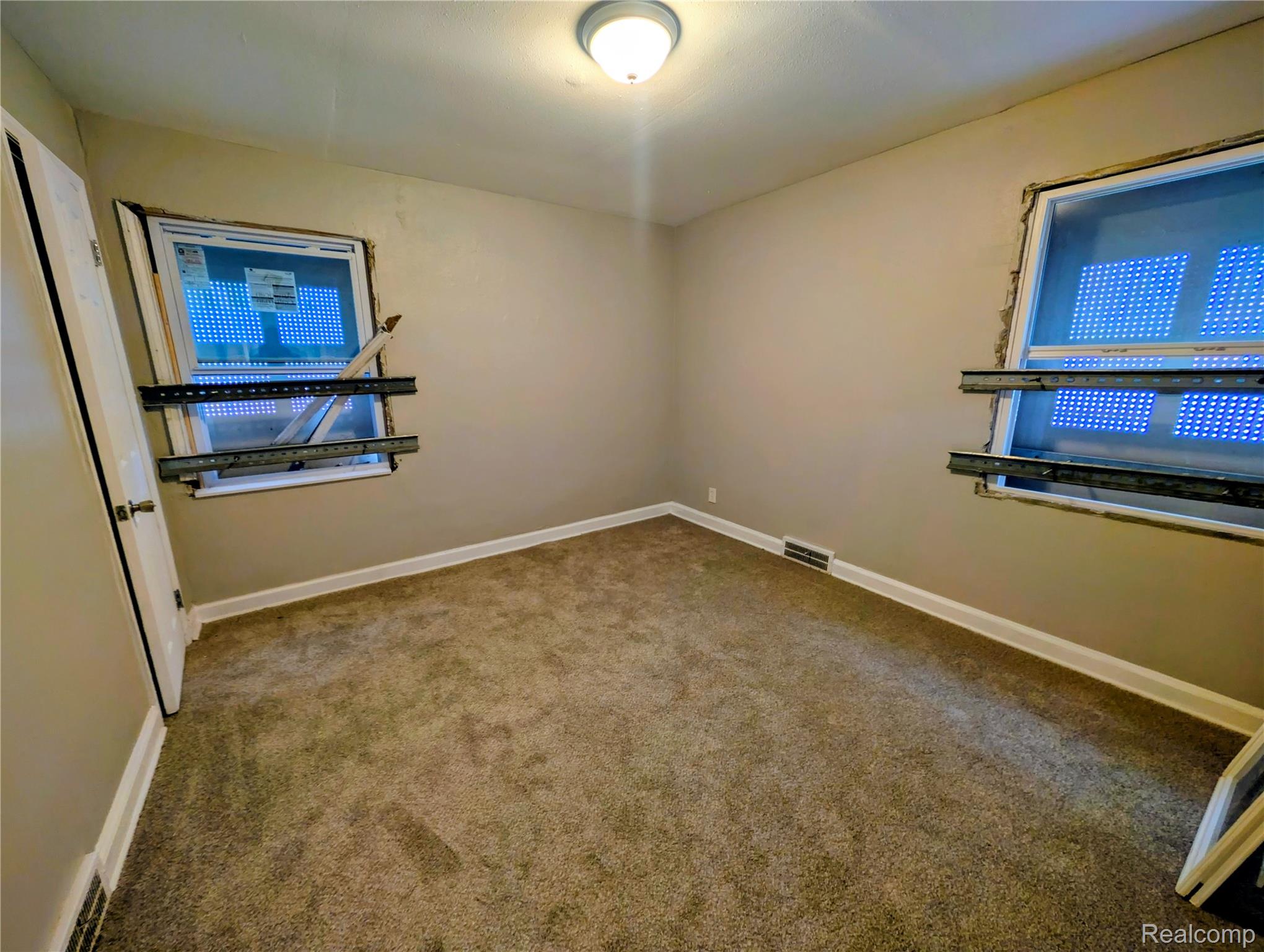 4715 BUCKINGHAM Avenue