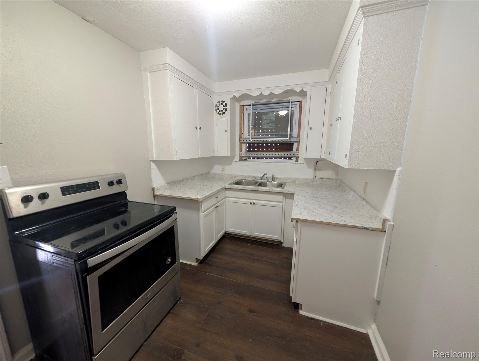 4715 BUCKINGHAM Avenue