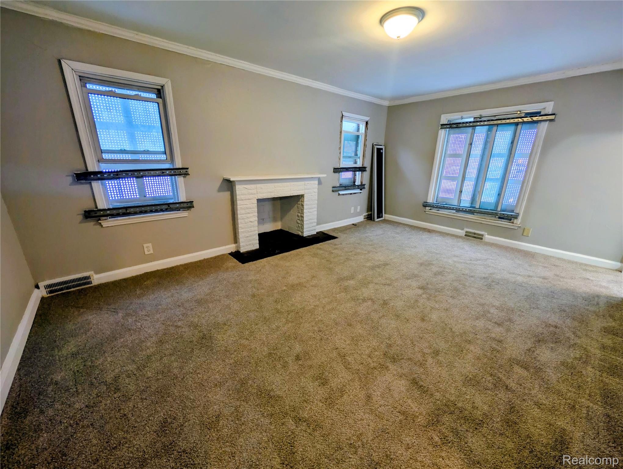 4715 BUCKINGHAM Avenue