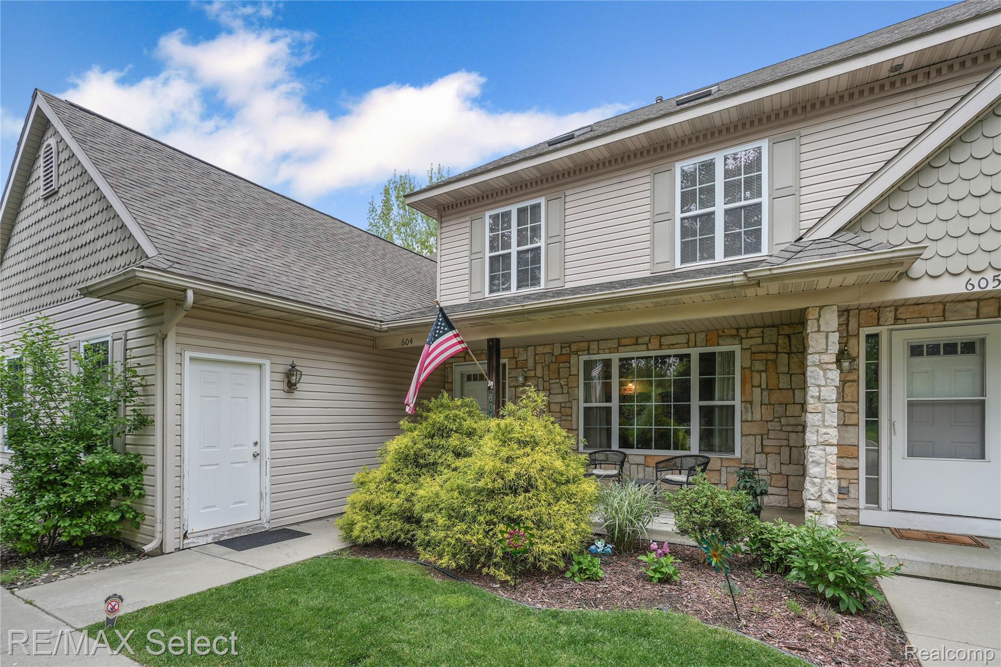 604 FENTON COMMONS Lane