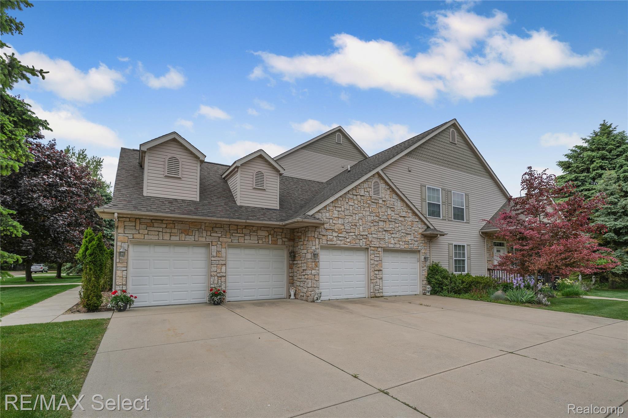 604 FENTON COMMONS Lane
