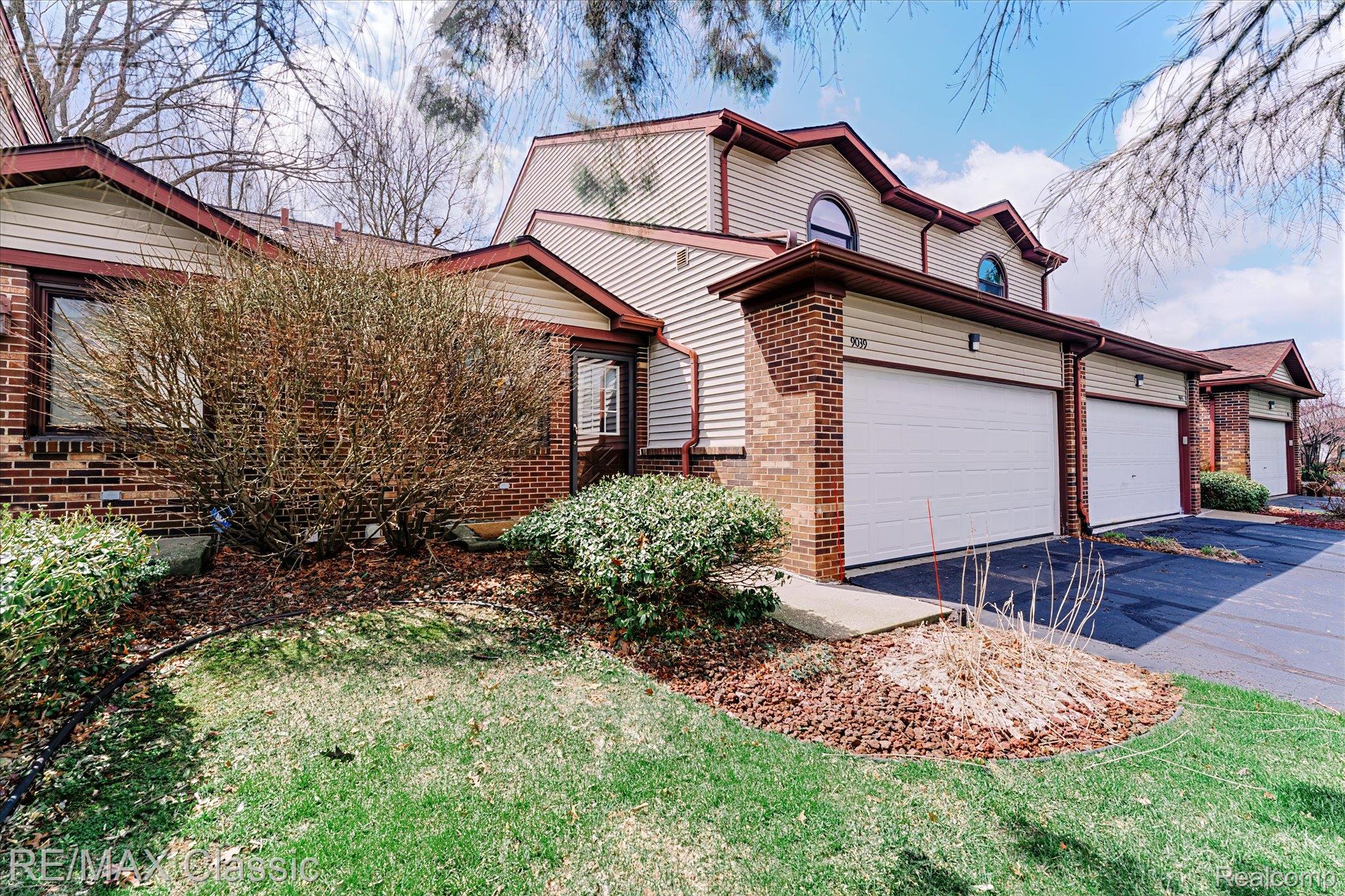 9039 E E Lake Road NW 45