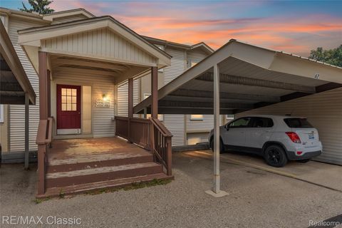 Photo of 4990 Oak Hill Drive #59, Waterford Charter Township, MI 48329 (MLS # 20251023993)