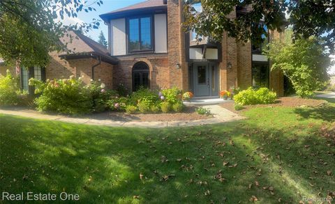 Photo of 21653 Heatheridge Lane, Farmington Hills City, MI 48167 (MLS # 20251043055)