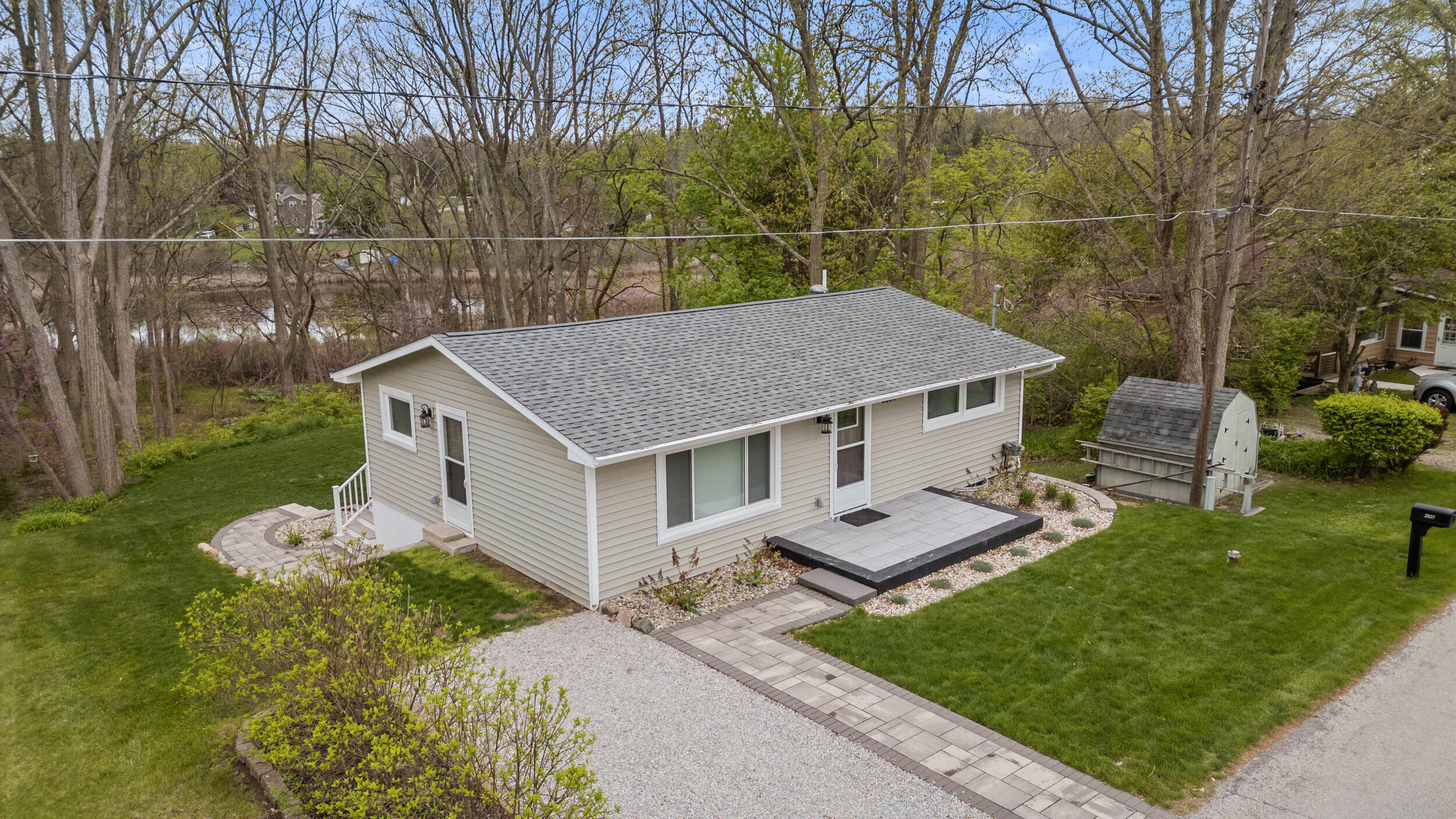 2037 Lakeview Drive