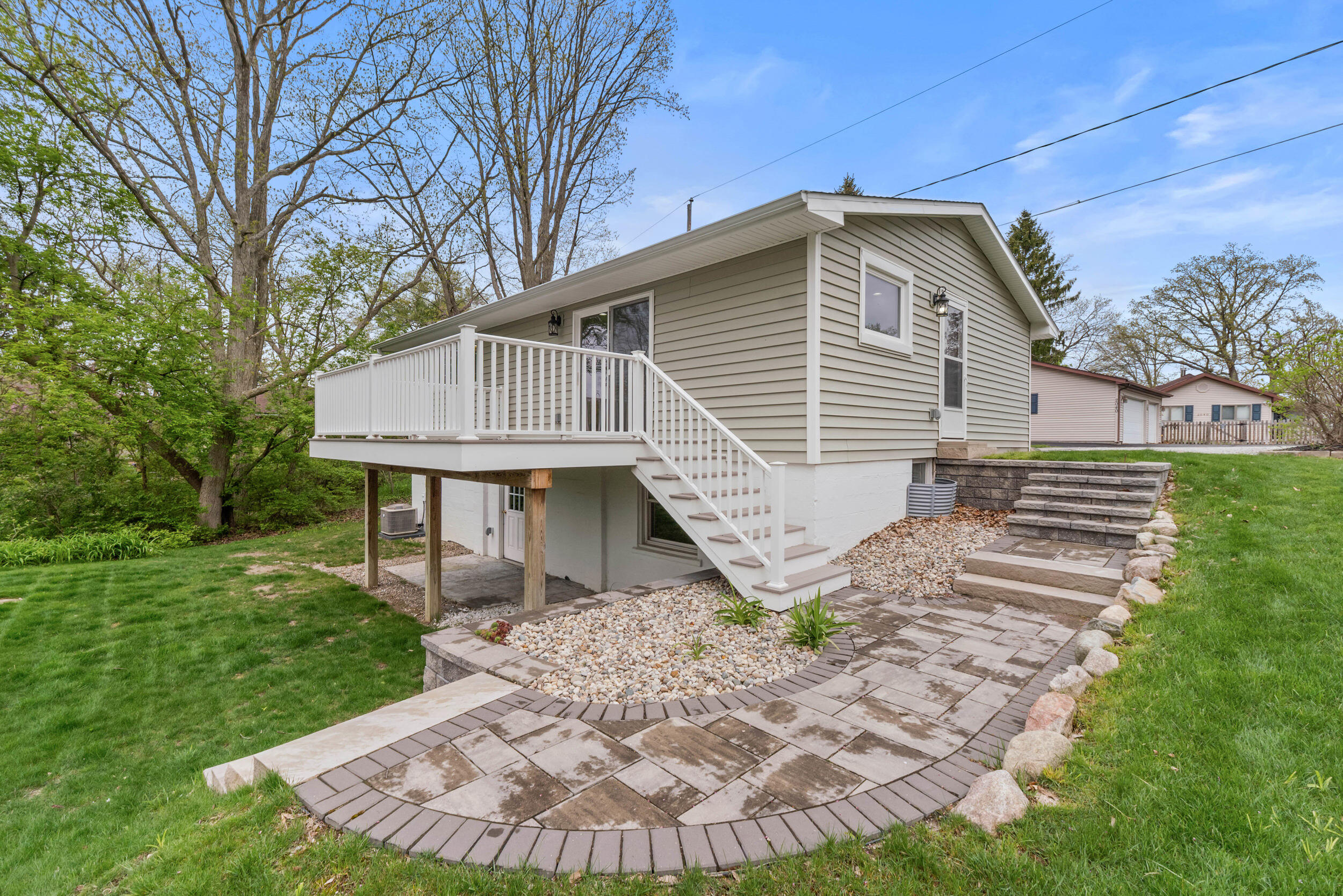 2037 Lakeview Drive