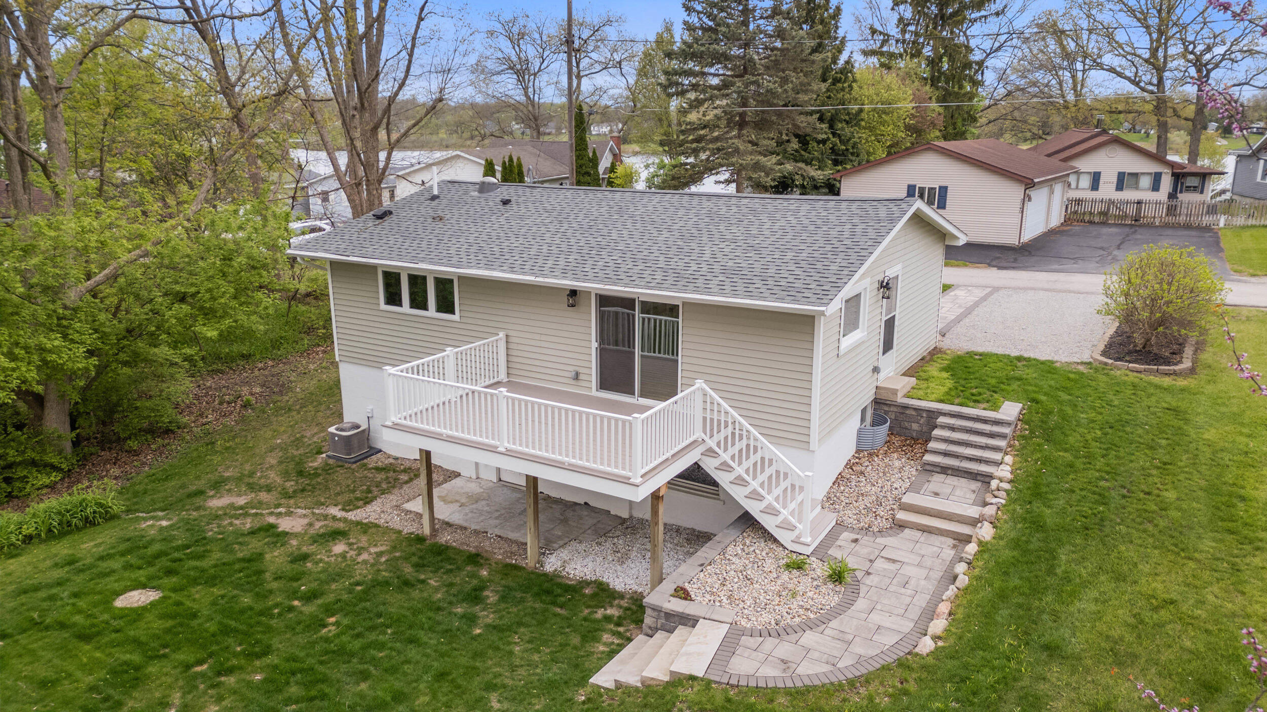 2037 Lakeview Drive