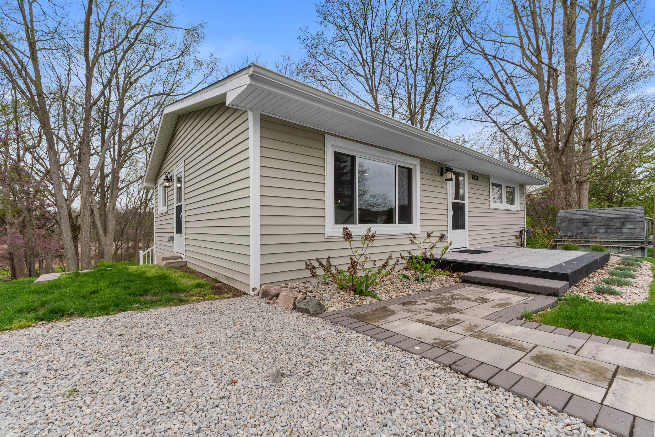 2037 Lakeview Drive
