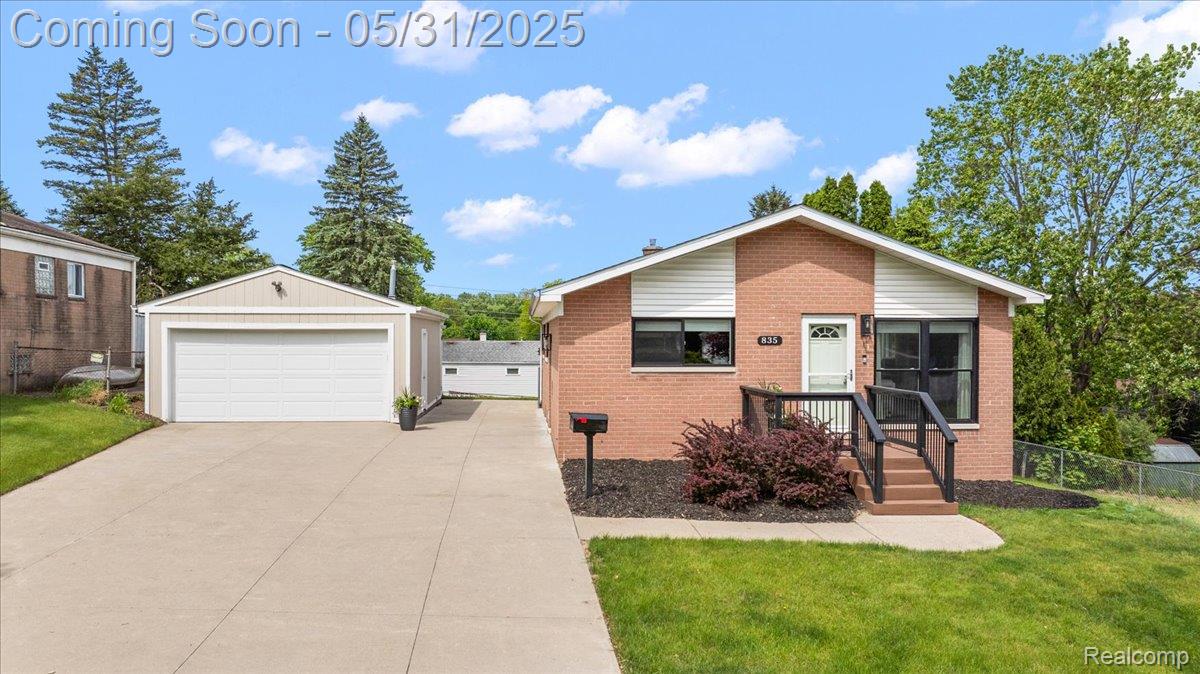 835 Manor Drive W