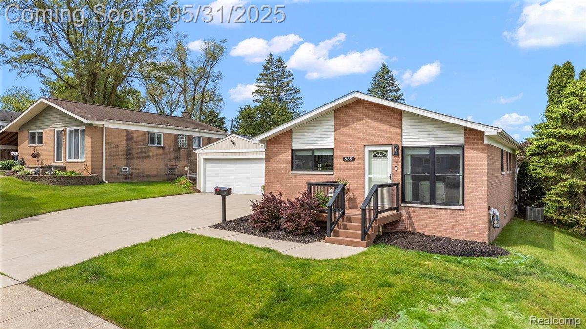 835 Manor Drive W